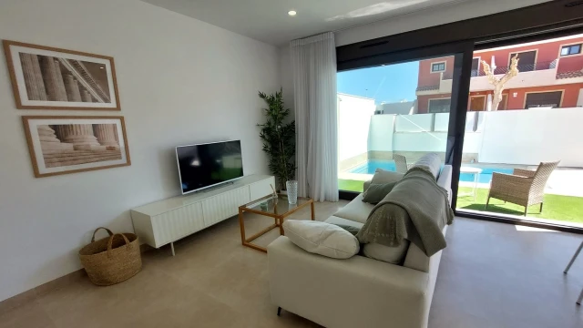 Современная вилла с 3 спальнями и частным бассейном недалеко от пляжа МарМенор