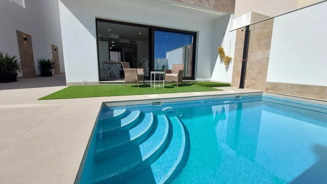 Современная вилла с 3 спальнями и частным бассейном недалеко от пляжа МарМенор