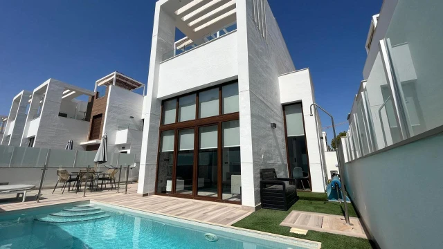 Villa de Lujo con Vistas Impresionantes en Torrevieja