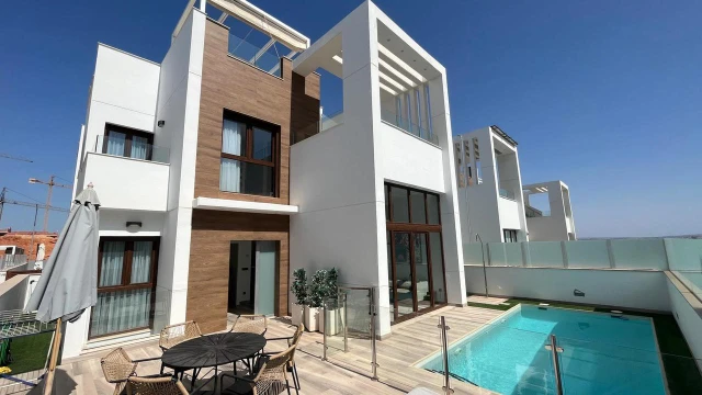 Villa de Lujo con Vistas Impresionantes en Torrevieja