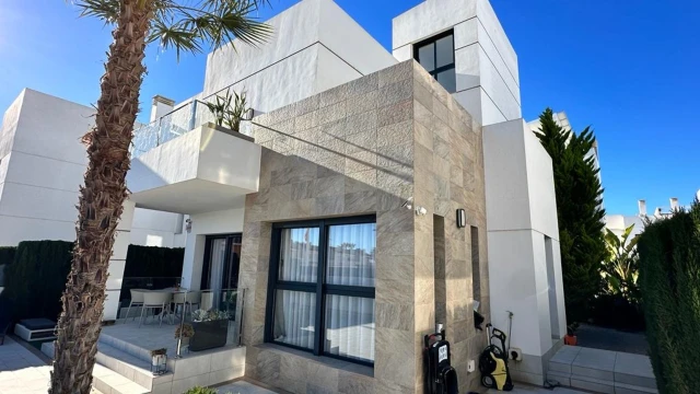 Роскошная Вилла с Частным Садом и Бассейном в Элитном Районе