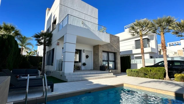 Роскошная Вилла с Частным Садом и Бассейном в Элитном Районе