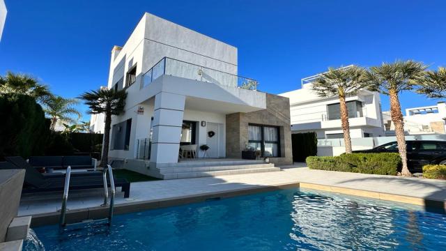 Роскошная Вилла с Частным Садом и Бассейном в Элитном Районе