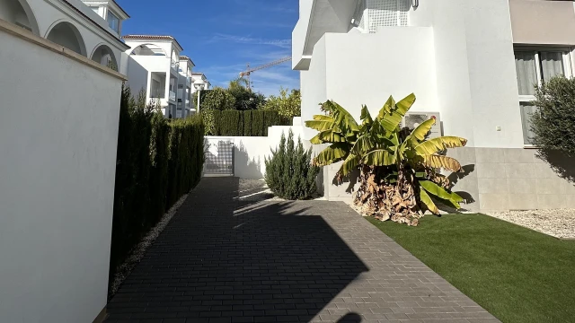 Bungalow de lujo en Ciudad Quesada, Kesada, Alicante, amueblado con 2 dormitorios, terraza y jardín.