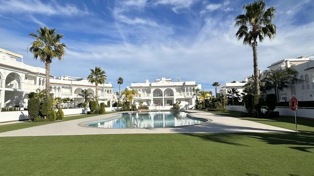 Bungalow de lujo en Ciudad Quesada, Kesada, Alicante, amueblado con 2 dormitorios, terraza y jardín.