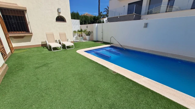 Впечатляющая вилла с частным бассейном в СантьягоделаРибера