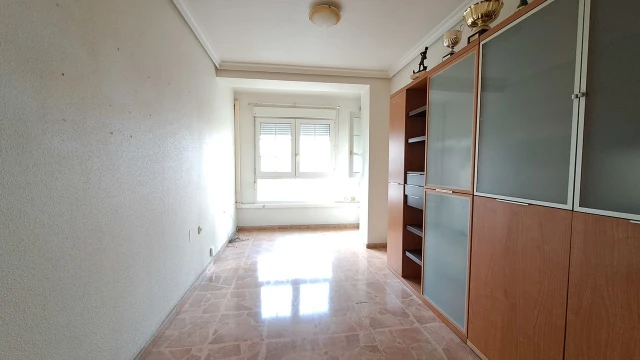 Imponujcy Apartament z 5 Sypialniami w Centrum Torrevieja