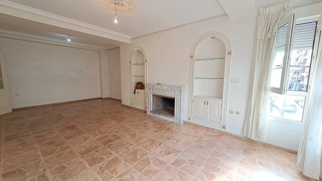 Imponujcy Apartament z 5 Sypialniami w Centrum Torrevieja