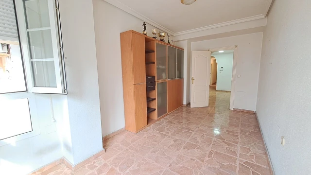 Imponujcy Apartament z 5 Sypialniami w Centrum Torrevieja