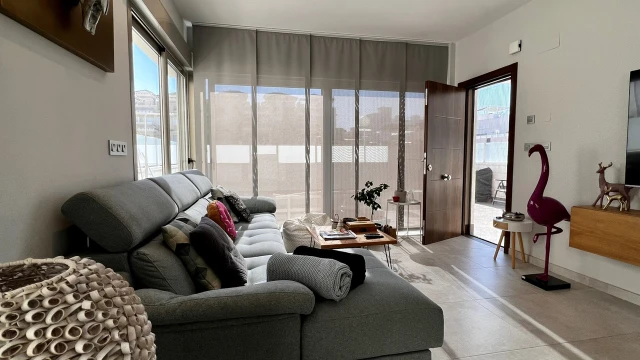 Современная вилла с видом на розовое соленое озеро в Вильямартине