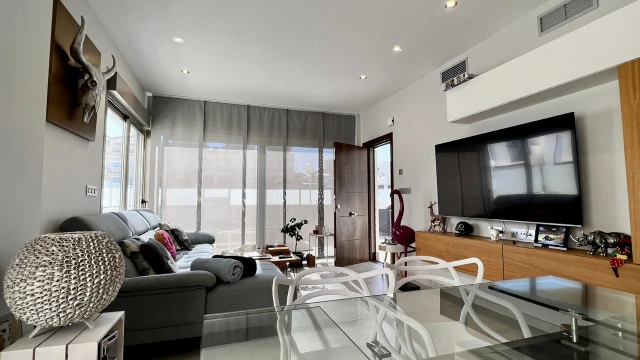 Современная вилла с видом на розовое соленое озеро в Вильямартине