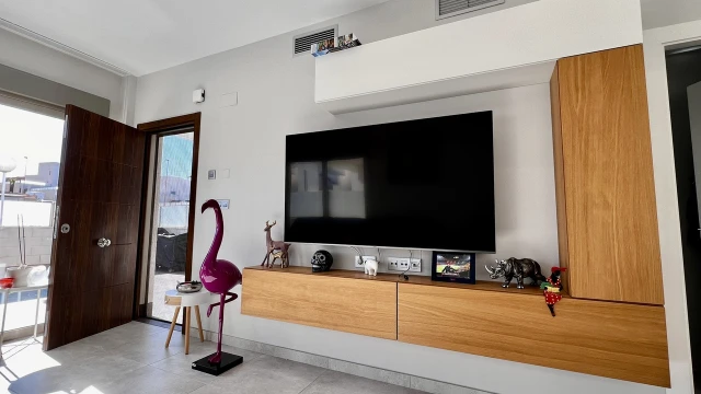 Современная вилла с видом на розовое соленое озеро в Вильямартине