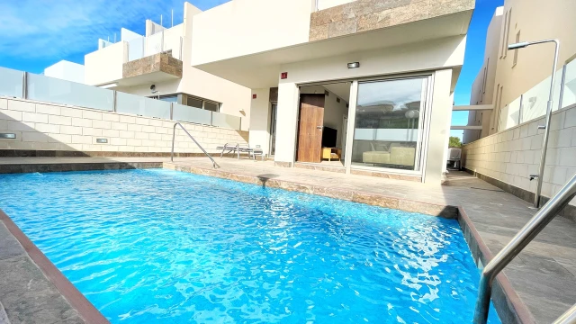 Современная вилла с 3 спальнями частным бассейном и потрясающими видами