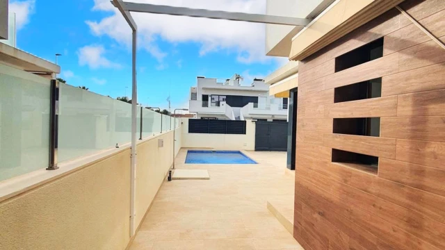 Золотая возможность! 3-комнатная полностью меблированная и оборудованная половина виллы на продажу в Сан-Педро-дель-Пинатар н