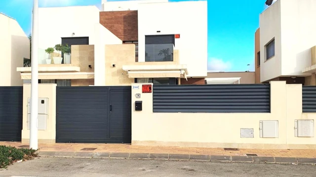 Золотая возможность! 3-комнатная полностью меблированная и оборудованная половина виллы на продажу в Сан-Педро-дель-Пинатар н