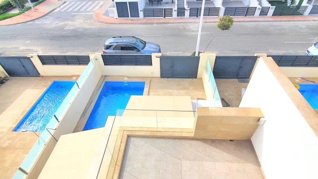 Золотая возможность! 3-комнатная полностью меблированная и оборудованная половина виллы на продажу в Сан-Педро-дель-Пинатар н