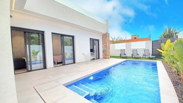 Вилла 2021 года с частным бассейном и средиземноморским садом