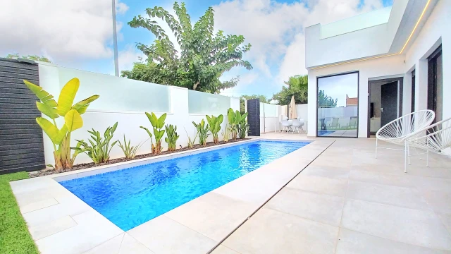 Вилла 2021 года с частным бассейном и средиземноморским садом