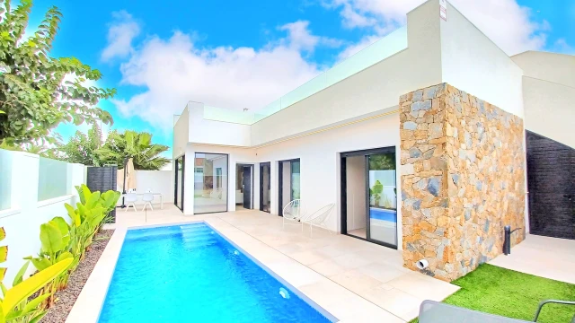 Вилла 2021 года с частным бассейном и средиземноморским садом