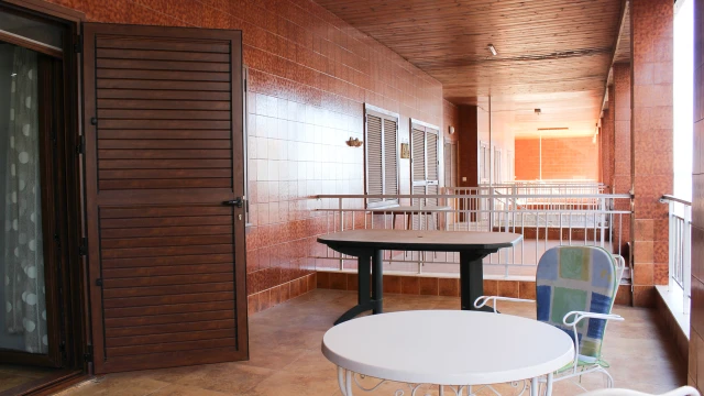 Потрясающая отреставрированная квартира на первой береговой линии с террасой