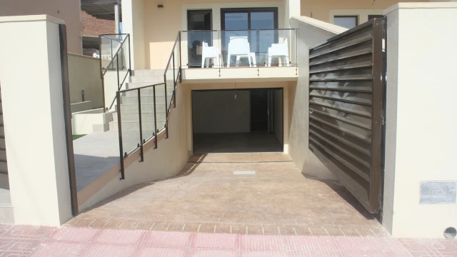 Недвижимость в Лос-Альтосе (рядом с Лос-Бальконес). Коттедж на участке в 166 м2 с гаражом, бассейном и солярием, 3-4 спальни,