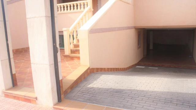 Свежие дома в Лос Альтос (рядом с Лос Бальконес). Просторные квартиры с 3 спальнями и гаражом. Близко к пляжу и всем удобства