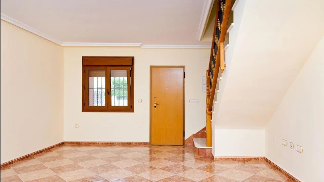 Недвижимость в Лос-Альтосе с бассейном. Дом на 140 м2 участке с гаражом. 2 этажа, 3 спальни, 3 ванные, готовая кухня. Тихий р