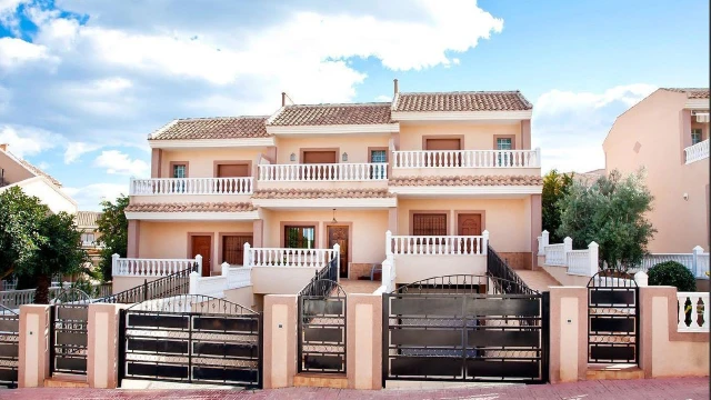 Недвижимость в Лос-Альтосе с бассейном. Дом на 140 м2 участке с гаражом. 2 этажа, 3 спальни, 3 ванные, готовая кухня. Тихий р