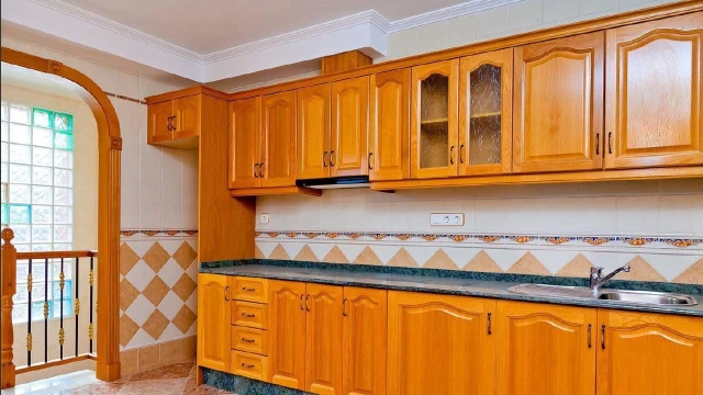 Недвижимость в Лос-Альтосе с бассейном. Дом на 140 м2 участке с гаражом. 2 этажа, 3 спальни, 3 ванные, готовая кухня. Тихий р