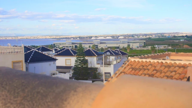 Роскошная недвижимость в Лос-Альтос (рядом с Лос-Бальконес). 225 м2 участок, 172 м2 общая площадь, 2 этажа, бассейн, гараж, 3