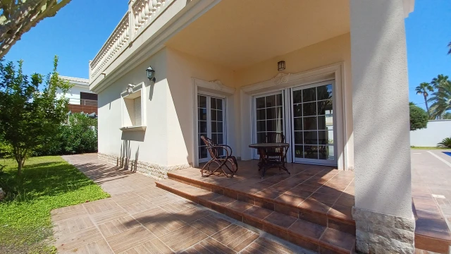 Роскошная вилла с бесконечным бассейном в 400м от пляжа