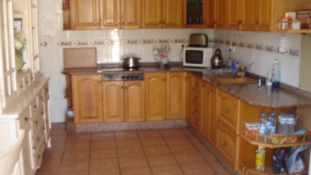 Парганани от тоскливой погоды Великобритании? Хотите солнца, морского бриза и коктейля? Переехать к солнцу в эту потрясающую 