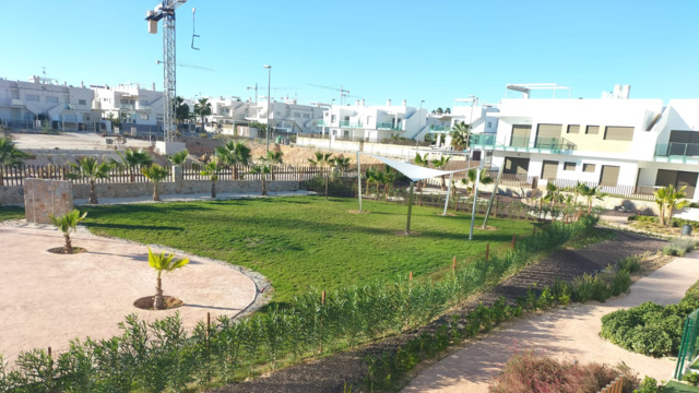 Новые апартаменты с двумя спальнями у гольф полей в городе Ориуэла 