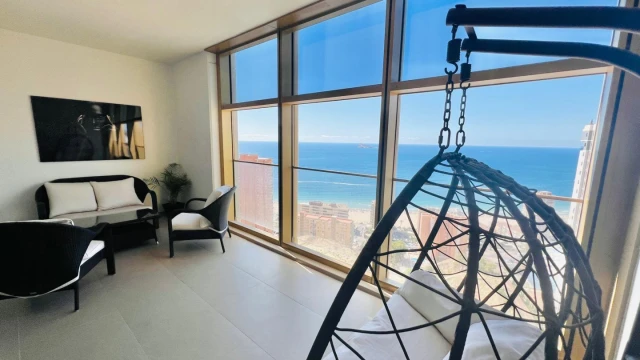 Шикарная квартира с фронтальным видом на море в знаменитом здании Интемпо