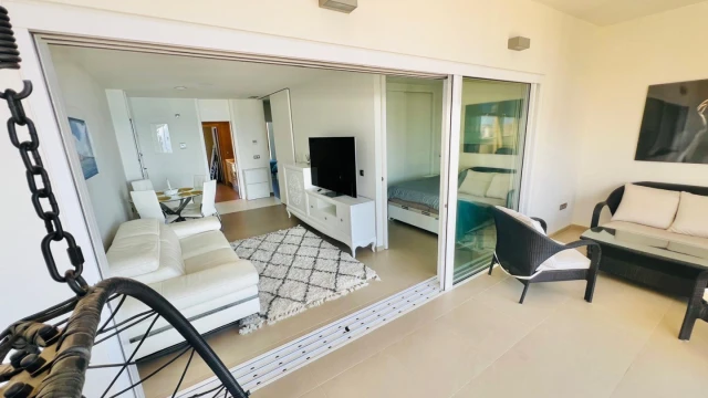 Шикарная квартира с фронтальным видом на море в знаменитом здании Интемпо