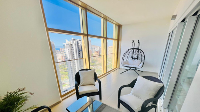 Шикарная квартира с фронтальным видом на море в знаменитом здании Интемпо