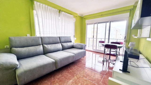 Квартира 40м от пляжа Тамарит, Санта Пола: 3 спальни, балкон, готово к заселению. Удобства и активный образ жизни