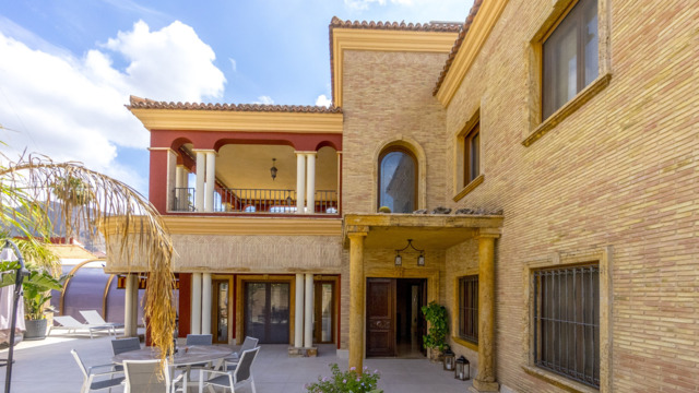 Роскошная вилла с лифтом в Ориуэла