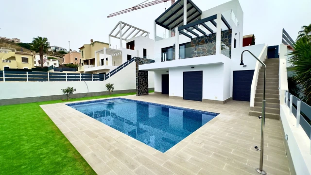 Шикарная вилла с лифтом у гольф полей