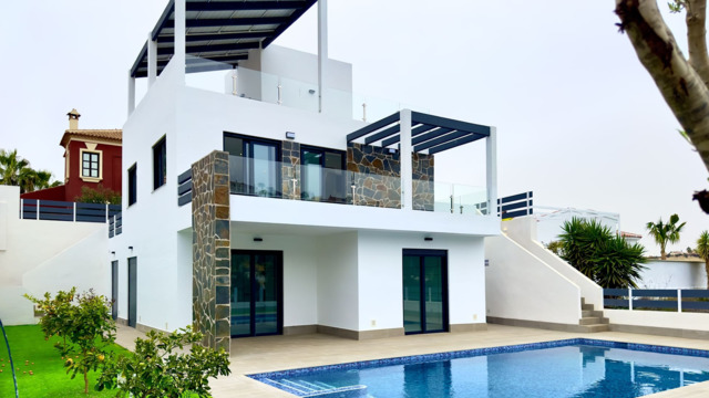 Шикарная вилла с лифтом у гольф полей