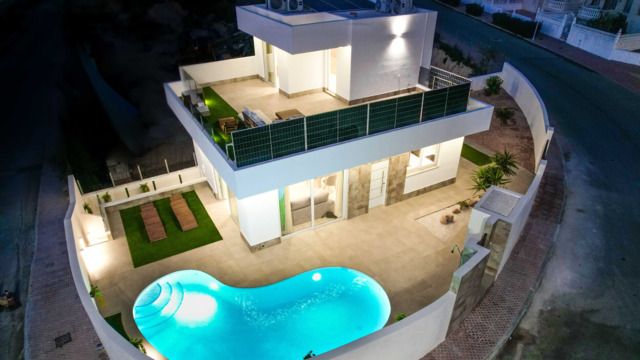 Вилла в два этажа с бассейном в городе Сьюдад-Кесада