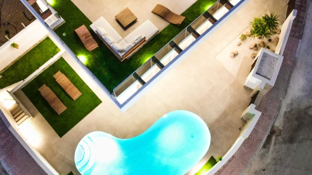 Вилла в два этажа с бассейном в городе Сьюдад-Кесада