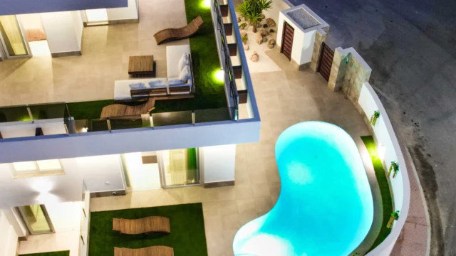 Вилла в два этажа с бассейном в городе Сьюдад-Кесада