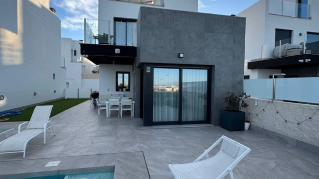 Уютная вилла с личным бассейном