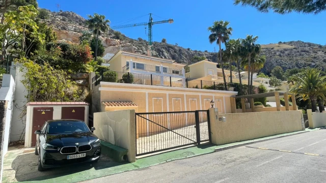 Вилла с тремя спальнями на берегу моря в городе Алтея