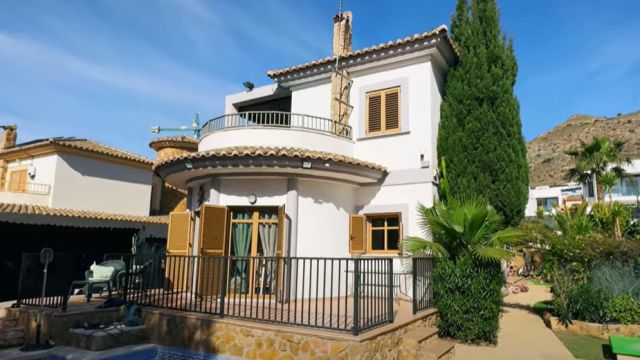 Финестрат. Дом с бассейном и участком 500 м