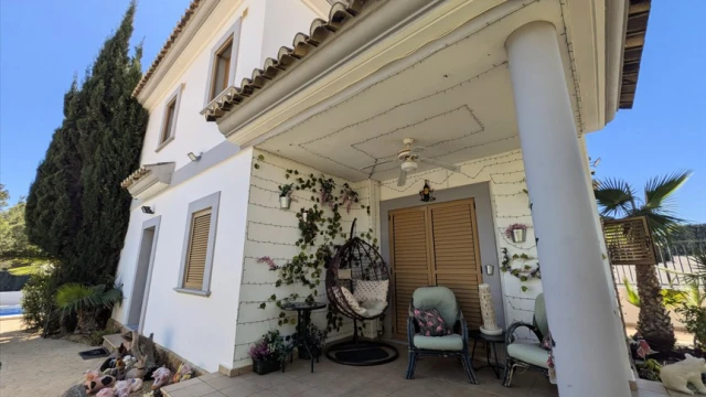 Финестрат. Дом с бассейном и участком 500 м