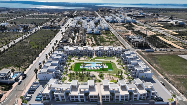 Впечатляющие апартаменты с участком  в Сьюдад-Кесада