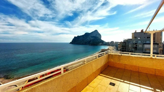 Двухуровневый пентхаус на первой линии пляжа в Кальпе