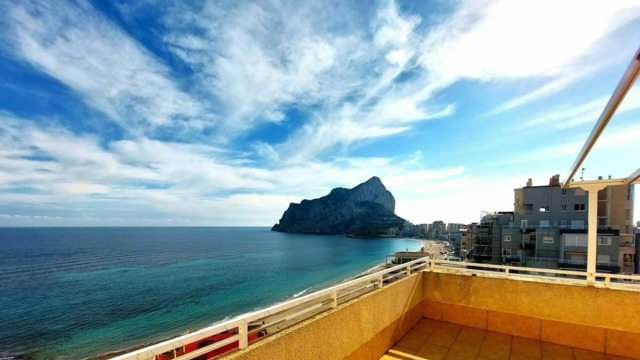 Двухуровневый пентхаус на первой линии пляжа в Кальпе